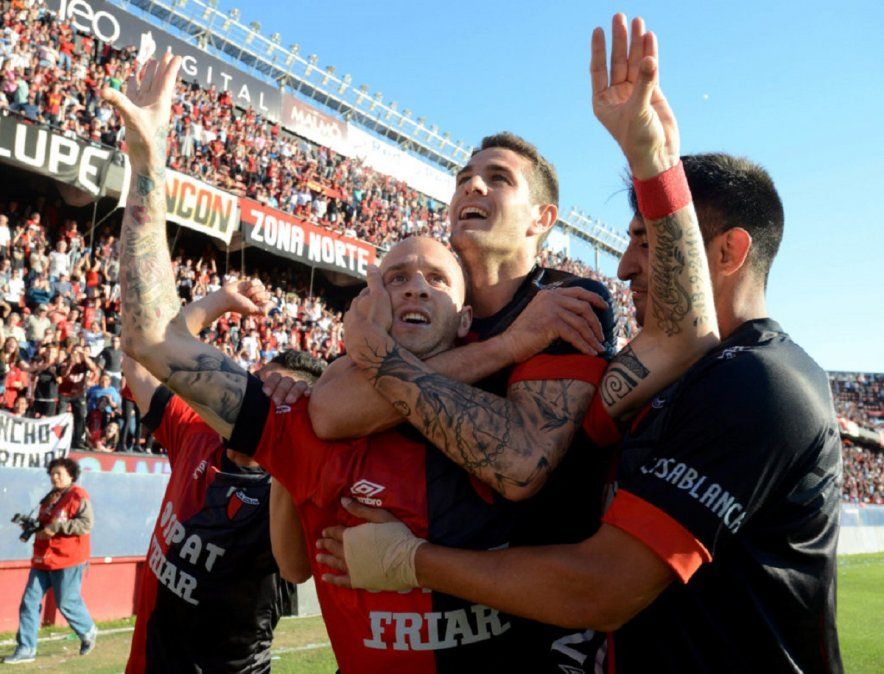 Cristian Llama festejando un gol de Col&oacute;n junto a Pablo Vegetti.