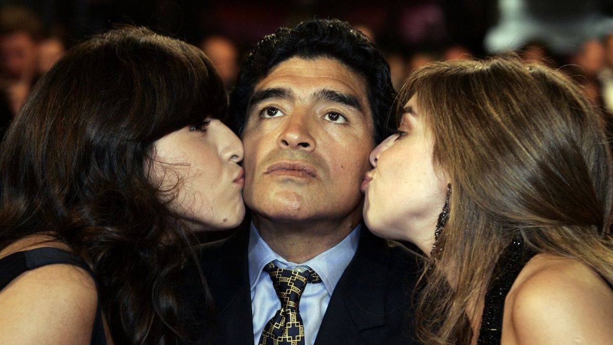 Dalma y Gianinna Maradona junto a su padre. Dalma y Gianinna Maradona junto a su padre.