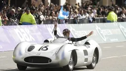 El argentino Franco Colapinto hizo emocionar a los nostálgicos de la Fórmula 1 al girar en la Ciudad de Buenos Aires en la histórica “Flecha de Plata” con la que Juan Manuel Fangio se consagró campeón en 1954 y 1955.