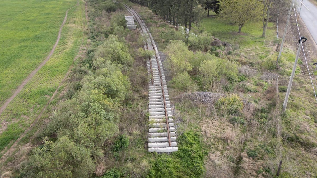Parte de los materiales que iban a ser utilizados en la obra del Plan Circunvalar, quedaron abandonados junto a las vías inconclusas. Parte de los materiales que iban a ser utilizados en la obra del Plan Circunvalar, quedaron abandonados junto a las vías inconclusas.