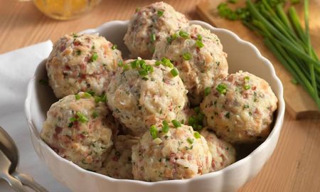 Qué es el knödel alemán, las albóndigas de pan típicas de Europa y cómo prepararlas en casa.
