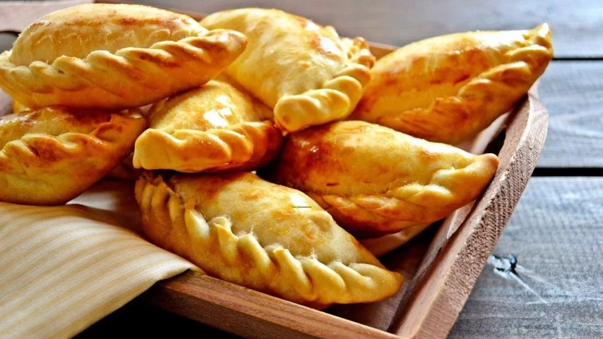 Las empanadas de atún y salsa blanca son una opción deliciosa y fácil de preparar en casa. Las empanadas de atún y salsa blanca son una opción deliciosa y fácil de preparar en casa.