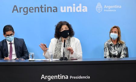 Durante la conferencia, Vizzotti estuvo acompañada por los ministros de Salud de la provincia de Buenos Aires, Daniel Gollan; de la Ciudad, Fernán Quirós; de Córdoba, Diego Cardoso, y de San Luis, Silvia Saruco.