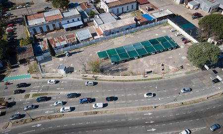 El predio se encuentra frente a la sede de Vialidad, en el cruce de la avenida y calle Salta. El predio se encuentra frente a la sede de Vialidad, en el cruce de la avenida y calle Salta.