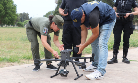 Los drones adquiridos cuentan con cámaras y sensores infrarrojos. Además, pueden elevarse de manera estable a 120 metros de altura. Los drones adquiridos cuentan con cámaras y sensores infrarrojos. Además, pueden elevarse de manera estable a 120 metros de altura.