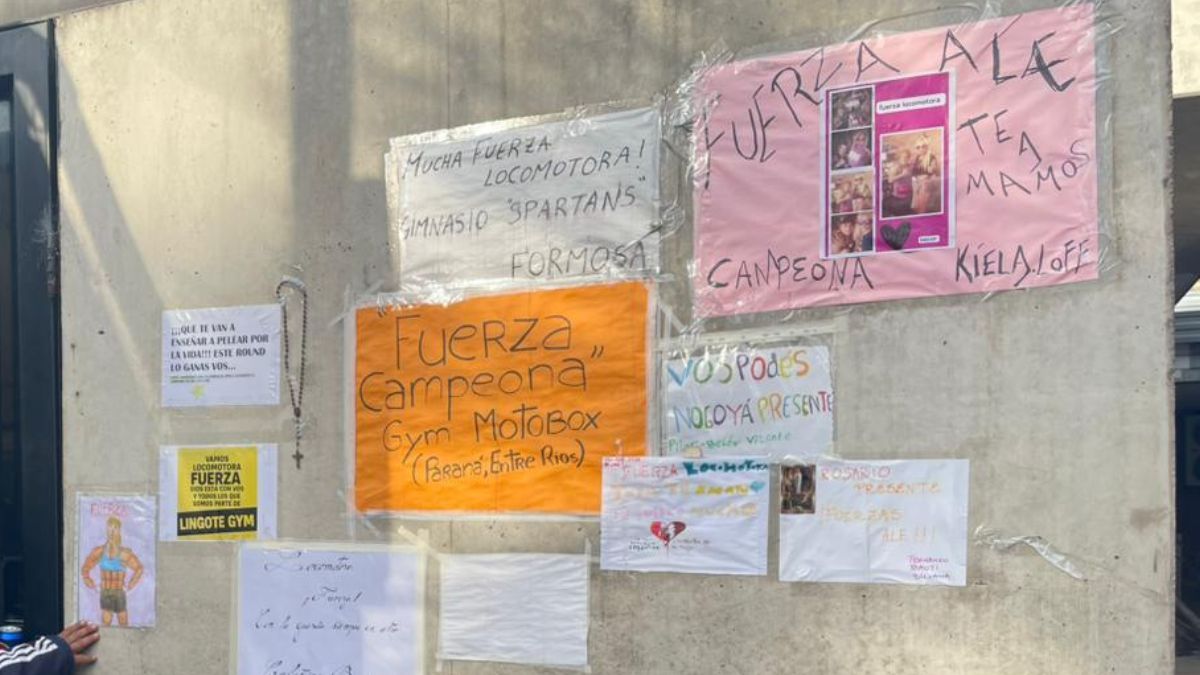 Los fanáticos y seguidores de Locomotora Oliveras dejaron sus mensajes en la puerta del Hospital Cullen.