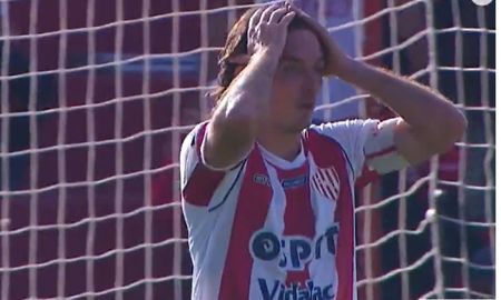 Mauro Pittón no lo podía creer y se agarró la cabeza tras el gol en contra que lo puso en desventaja a Unión. Mauro Pittón no lo podía creer y se agarró la cabeza tras el gol en contra que lo puso en desventaja a Unión.