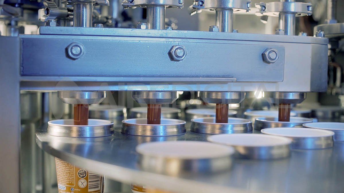 La planta cuenta con tecnología europea para controlar con precisión cada etapa del proceso, desde el ingreso de la leche al envasado.