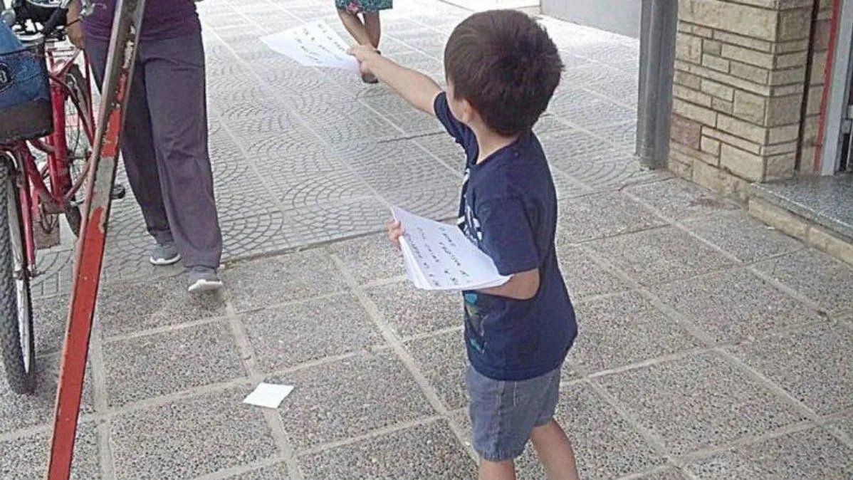 Un niño salió a repartir panfletos para concientizar sobre la pirotecnia