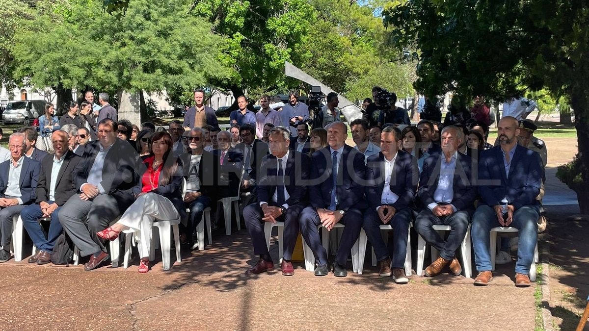 La dirigencia política de Santa Fe en el acto por los 450 años de Santa Fe en el Paseo de las Tres Culturas. La dirigencia política de Santa Fe en el acto por los 450 años de Santa Fe en el Paseo de las Tres Culturas.