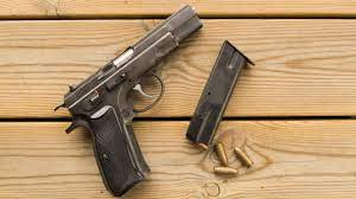 Ante el asalto, el oficial sacó su arma reglamentaria y se produjo un tiroteo.