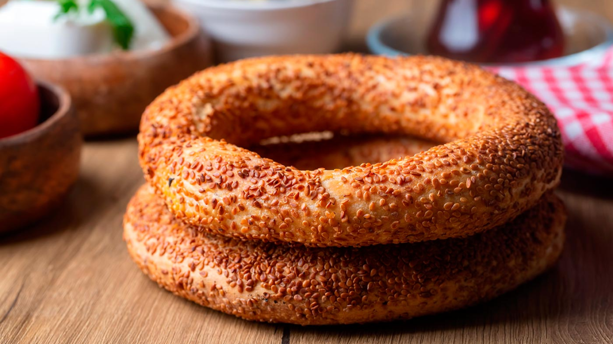 El simit es un pan turco que se hace con ingredientes sencillos, como harina y levadura, pero que tiene un llamativo proceso de horneado. El simit es un pan turco que se hace con ingredientes sencillos, como harina y levadura, pero que tiene un llamativo proceso de horneado.