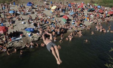 impresionante: tiene 73 anos y se tira de espaldas al rio desde siete metros de altura impresionante: tiene 73 anos y se tira de espaldas al rio desde siete metros de altura