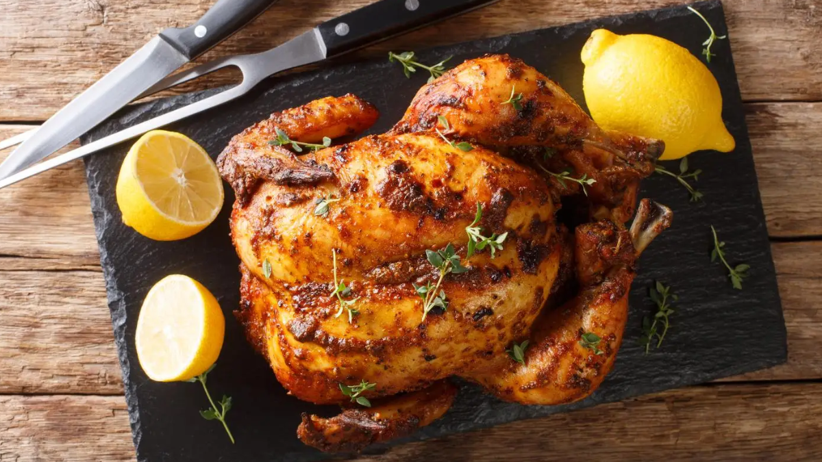 El secreto para un pollo a la parrilla jugoso por dentro y dorado por fuera