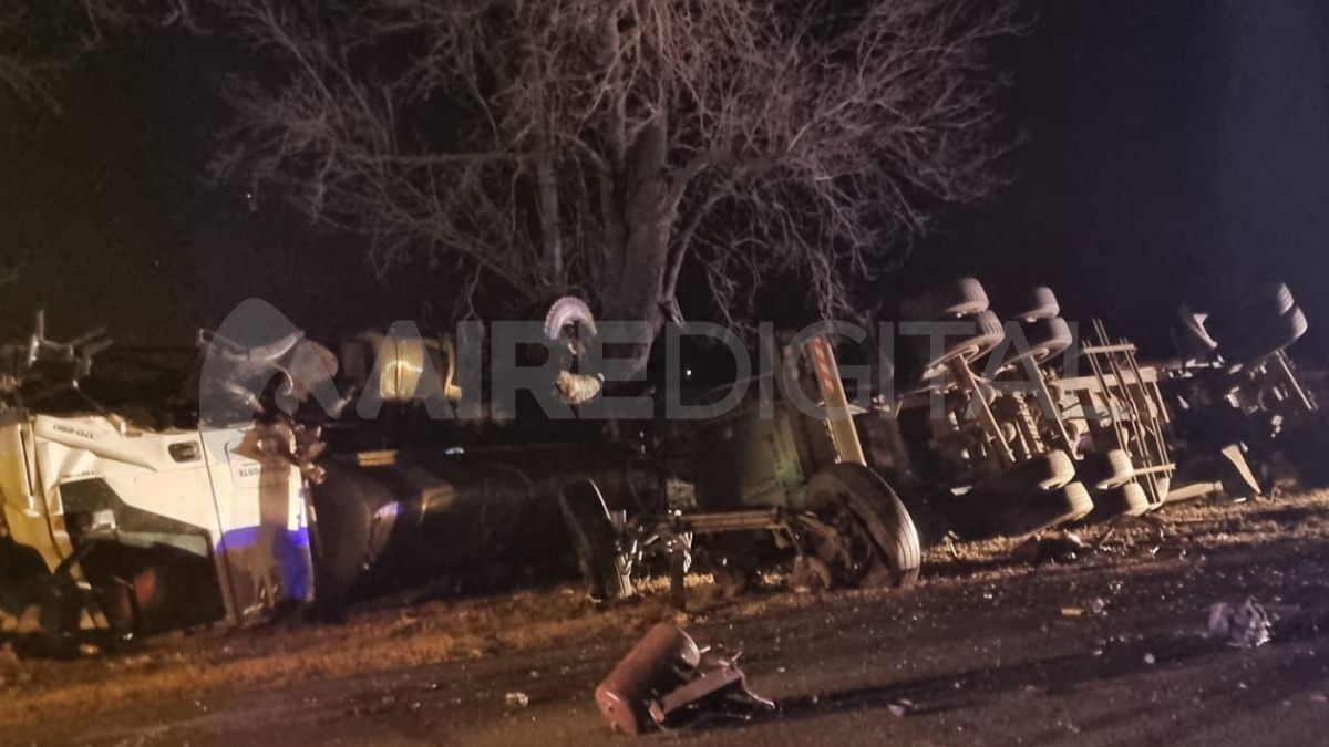 Los vehículos chocaron de frente y quedaron con daños totales.