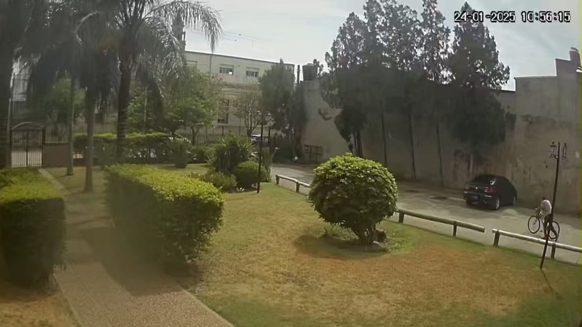 En las imágenes se ve al hombre en el momento que escapa arriba de la bicicleta. En las imágenes se ve al hombre en el momento que escapa arriba de la bicicleta.
