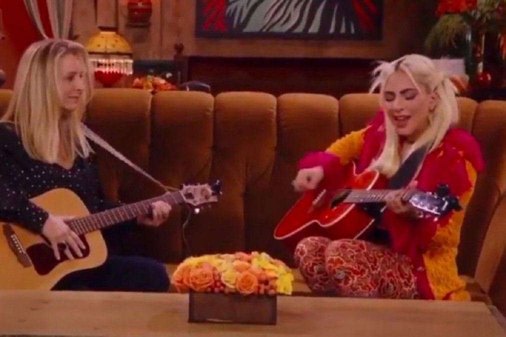 Friends The Reunion: Lisa Kudrow y Lady Gaga cantaron Smelly Cat.