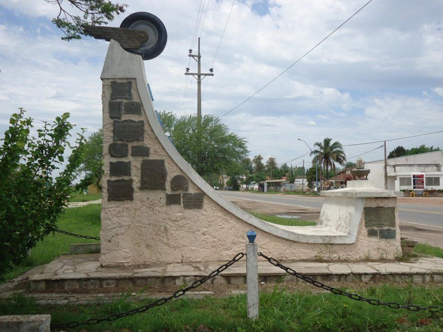 Años después y, a pocos metros del cruce donde perdió la vida, se erigió un monolito en su memoria en la banquina este de la ruta nacional 11. También, la provincial 70 lleva su nombre.