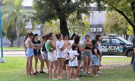 Un adolescente de 15 años ingresó armado al colegio Normal de San Cristobal, mató a Ian, un chico de 13 años e hirió a 8 personas: la comunidad está conmocionada y el caso escaló a nivel nacional. Un adolescente de 15 años ingresó armado al colegio Normal de San Cristobal, mató a Ian, un chico de 13 años e hirió a 8 personas: la comunidad está conmocionada y el caso escaló a nivel nacional.