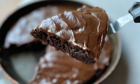 Bizcochuelo de chocolate sin horno: húmedo, suave y perfecto para acompañar con un café. Bizcochuelo de chocolate sin horno: húmedo, suave y perfecto para acompañar con un café.