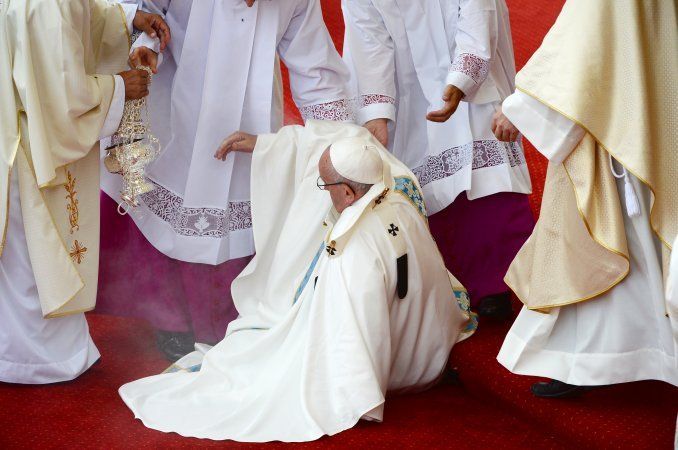 La caída del papa Francisco durante una misa en Polonia