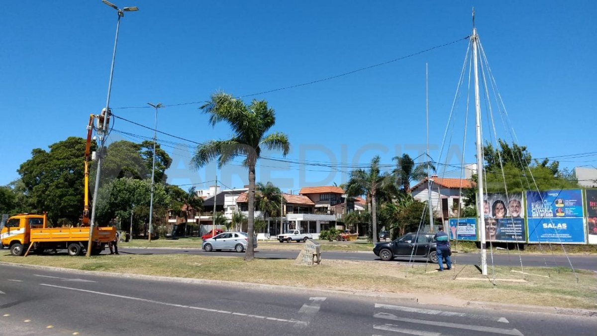 El árbol mide nueve metros y en la punta tiene una estrella. 