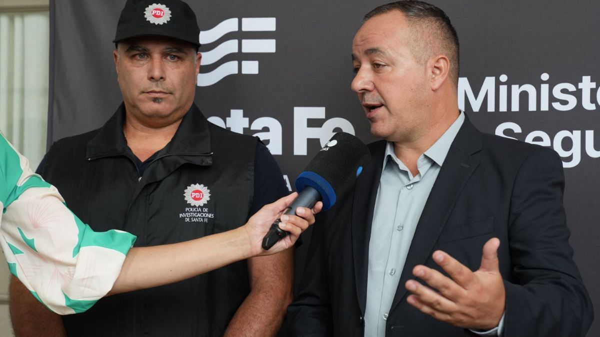 El subsecretario de Investigaci&oacute;n Criminal del Gobierno de Santa Fe, Marcelo Albornoz, y el jefe de la Unidad de Capturas de Alto Perfil (UCAP) de la Polic&iacute;a de Investigaciones (PDI), Cristian Fabiani, brindaron este lunes detalles sobre la detenci&oacute;n en Rosario.