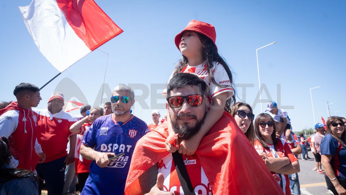 Desde siempre con el equipo. Los hinchas de Unión vivieron una fiesta con el banderazo en la previa del clásico ante Colón.