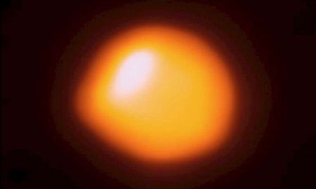 El fenómeno sin precedentes de la gran atenuación de Betelgeuse comenzó en octubre del 2019. A mediados de febrero del 2020, la estrella monstruosa había perdido más de dos tercios de su brillo. El fenómeno sin precedentes de la gran atenuación de Betelgeuse comenzó en octubre del 2019. A mediados de febrero del 2020, la estrella monstruosa había perdido más de dos tercios de su brillo.