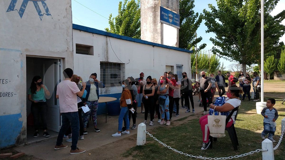 Los vecinos de Santo Tomé realizan sus trámites estatales este viernes en el Club Atenas.