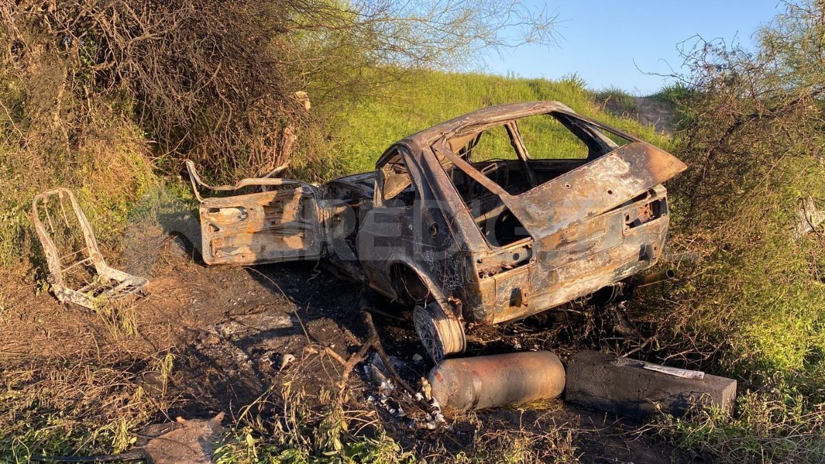 Hallaron un cuerpo calcinado dentro de un auto incendiado en la Circunvalación oeste.