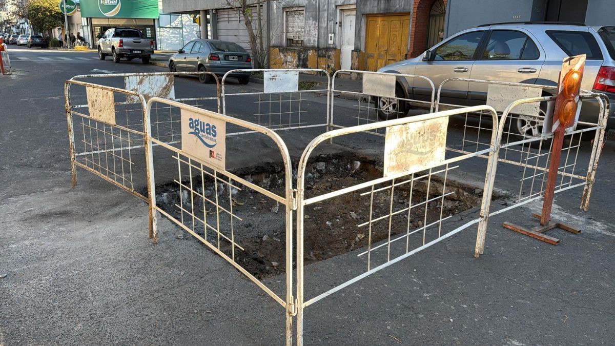 Reparación de calzada en Urquiza a la altura de calle Uruguay. Reparación de calzada en Urquiza a la altura de calle Uruguay.