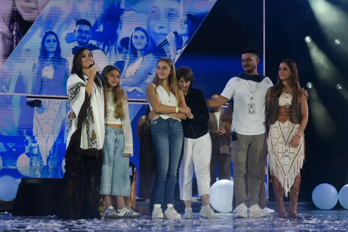 Soledad descendi&oacute; de una enorme esfera que como una luna se desplaz&oacute; en lo alto sobre el p&uacute;blico y se detuvo sobre el escenario y entonando la significativa canci&oacute;n &ldquo;Sigo siendo yo", continu&oacute; con &ldquo;Vivir es hoy&rdquo; ya acompa&ntilde;ada por bailarines y m&uacute;sicos.