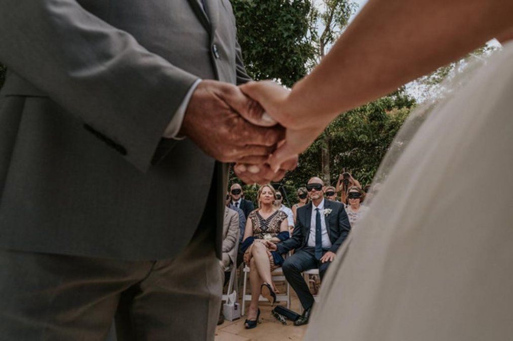 Los invitados a una boda se vendan los ojos para acompañar a una novia que perdió la visión