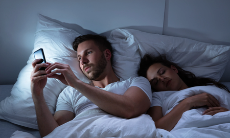 Dejó su WhatsApp abierto y su novia descubrió mensajes con otra mujer: Bendita su torpeza Dejó su WhatsApp abierto y su novia descubrió mensajes con otra mujer: Bendita su torpeza