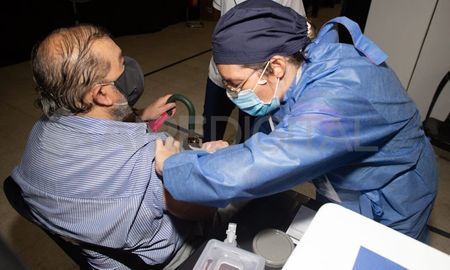 Este jueves se retomó la vacunación a personas mayores de 60 años en Santa Fe. Este jueves se retomó la vacunación a personas mayores de 60 años en Santa Fe.
