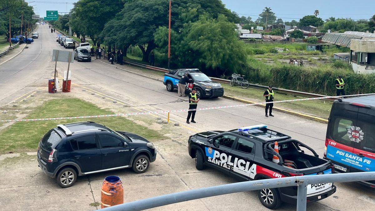 La circulación en la mano al puente Carretero está completamente interrumpida por la policía. La circulación en la mano al puente Carretero está completamente interrumpida por la policía.