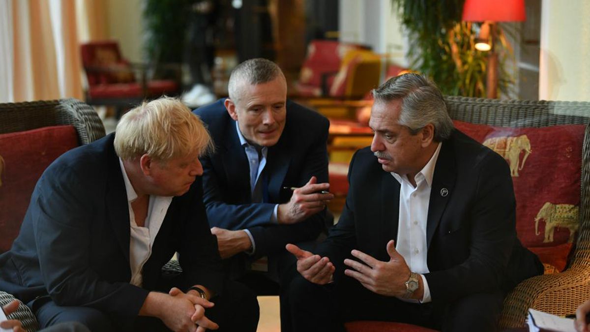 El mandatario argentino transmitió a Johnson la importancia del restablecimiento de los vuelos regulares a cargo de la línea de bandera entre las islas y el territorio continental argentino.