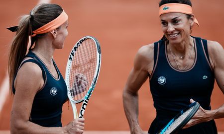 Gabriela Sabatini y Gisela Dulko perdieron en el Torneo de Leyendas de Roland Garros, pero pueden avanzar a la final si el sábado ganan su partido. Gabriela Sabatini y Gisela Dulko perdieron en el Torneo de Leyendas de Roland Garros, pero pueden avanzar a la final si el sábado ganan su partido.
