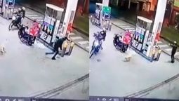 Las cámaras de vigilancia registraron cómo el trabajador de delivery se anticipó al asalto tras detectar el merodeo previo de los delincuentes en el playón de carga.