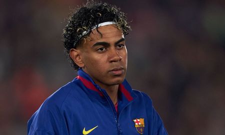 Lamine Yamal se retiró lesionado tras marcar un gol de penal para Barcelona y encendió las alarmas en la Selección de España. Lamine Yamal se retiró lesionado tras marcar un gol de penal para Barcelona y encendió las alarmas en la Selección de España.