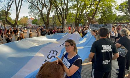 Familiares, amigos, allegados y docentes se manifestaron tras la condena de Juan Trigatti en Santa Fe. Familiares, amigos, allegados y docentes se manifestaron tras la condena de Juan Trigatti en Santa Fe.