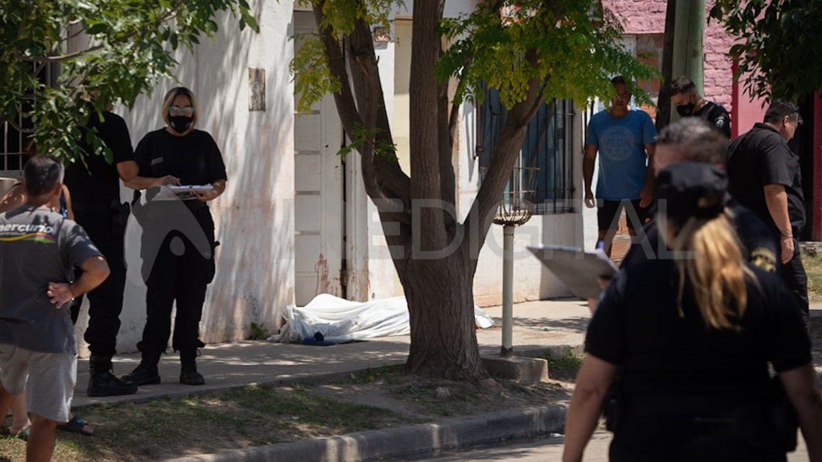 El cuerpo quedó tirado sobre el ingreso a una vivienda particular.