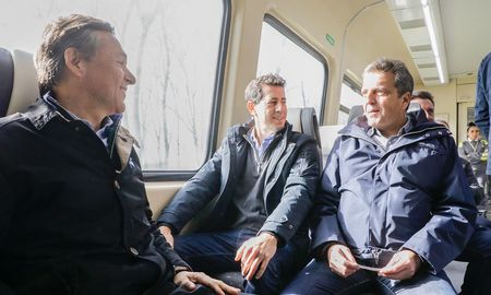 Massa y De Pedro compartieron un acto y enviaron una nueva señal en clave electoral, tanto al interior del Frente de Todos como a la oposición. Massa y De Pedro compartieron un acto y enviaron una nueva señal en clave electoral, tanto al interior del Frente de Todos como a la oposición.