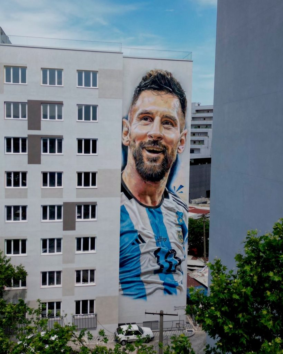 "Lionel Messi es tan grande para los argentinos como este mural. Nos representa en todo el mundo", añadió el artista Maximiliano Bagnasco.