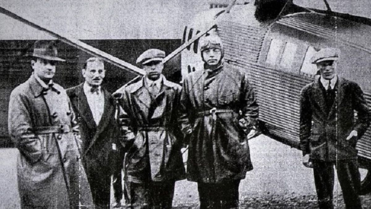 El 1 de noviembre de 1929 y, con Saint-Exupéry como piloto, se realizó el vuelo inaugural de la Línea Sur, que unió el aeródromo de Harding Green, en Bahía Blanca, con Comodoro Rivadavia. Al día siguiente y, durante la escala en San Antonio Oeste, posan (de izquierda a derecha) Rufino Luro Cambaceres, Amando Ulled, Alberto Augé, Antoine (con su traje de vuelo), y Antonio Rivadulla. El 1 de noviembre de 1929 y, con Saint-Exupéry como piloto, se realizó el vuelo inaugural de la Línea Sur, que unió el aeródromo de Harding Green, en Bahía Blanca, con Comodoro Rivadavia. Al día siguiente y, durante la escala en San Antonio Oeste, posan (de izquierda a derecha) Rufino Luro Cambaceres, Amando Ulled, Alberto Augé, Antoine (con su traje de vuelo), y Antonio Rivadulla.