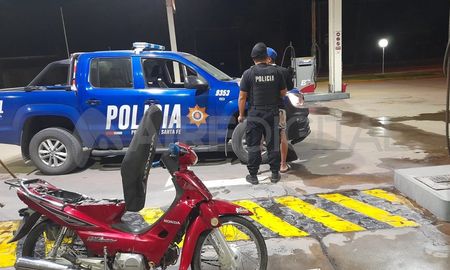 Un hombre robó una moto, fue a cargar nafta y se encontró con el playero que es el dueño. Un hombre robó una moto, fue a cargar nafta y se encontró con el playero que es el dueño.