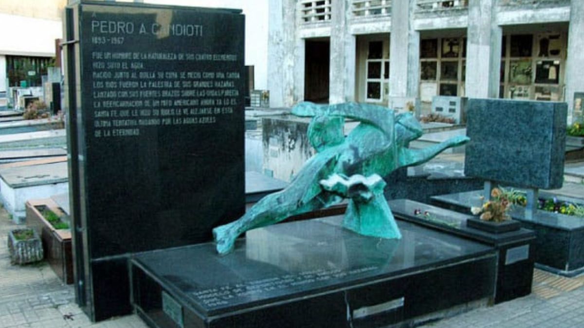 Candioti nos dejó el miércoles 20 de diciembre de 1967, a los 74 años. Fue velado en el Club Náutico El Quillá y, tras un responso en su memoria que se ofició en el convento de San Francisco, sus restos fueron sepultados en el cementerio Municipal de esta capital, donde se erigió una escultura en su honor. Desde febrero de 1995, a su lado se encuentra la tumba de otro magnífico deportista de nuestra provincia: Carlos Monzón. Candioti nos dejó el miércoles 20 de diciembre de 1967, a los 74 años. Fue velado en el Club Náutico El Quillá y, tras un responso en su memoria que se ofició en el convento de San Francisco, sus restos fueron sepultados en el cementerio Municipal de esta capital, donde se erigió una escultura en su honor. Desde febrero de 1995, a su lado se encuentra la tumba de otro magnífico deportista de nuestra provincia: Carlos Monzón.
