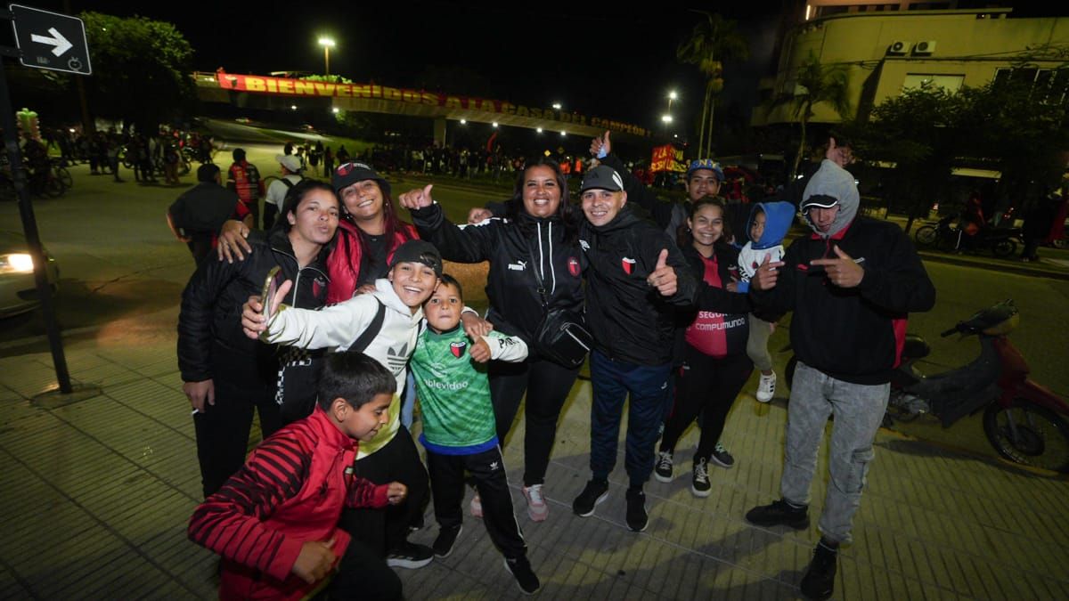 En vísperas de su 121° aniversario, los hinchas de Colón protagonizaron una masiva caravana desde el Puente Colgante hacia la sede del club. En vísperas de su 121° aniversario, los hinchas de Colón protagonizaron una masiva caravana desde el Puente Colgante hacia la sede del club.