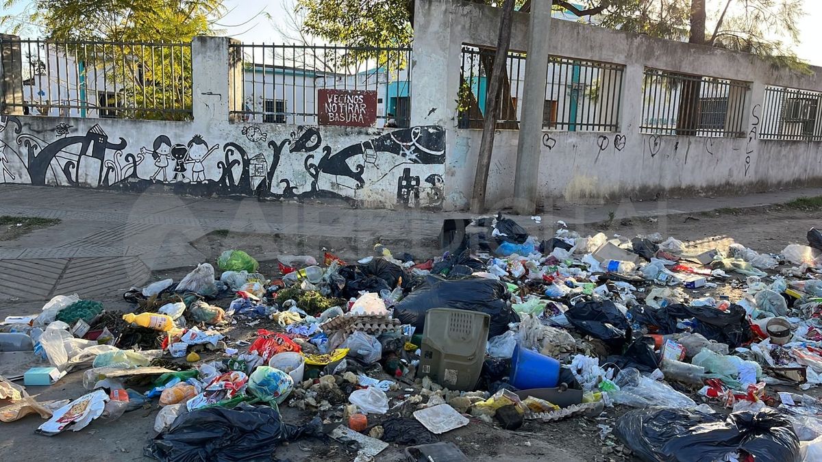Preocupa la cantidad de basura esparcida a diario en una de las esquinas del Barrio Santa Rosa de Lima